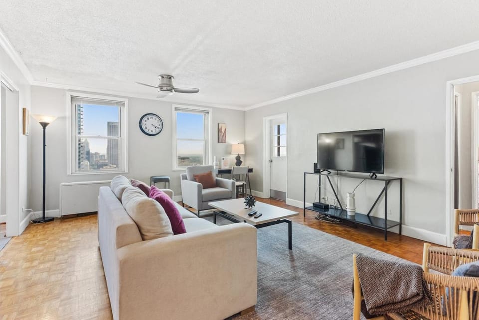 Communal lounge/ TV room, TV and multimedia, Living room, Seating area, Evening entertainment