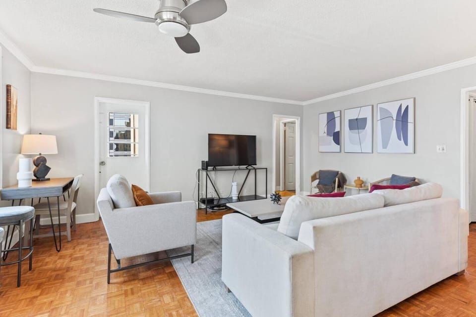 Communal lounge/ TV room, TV and multimedia, Living room, Seating area, Evening entertainment