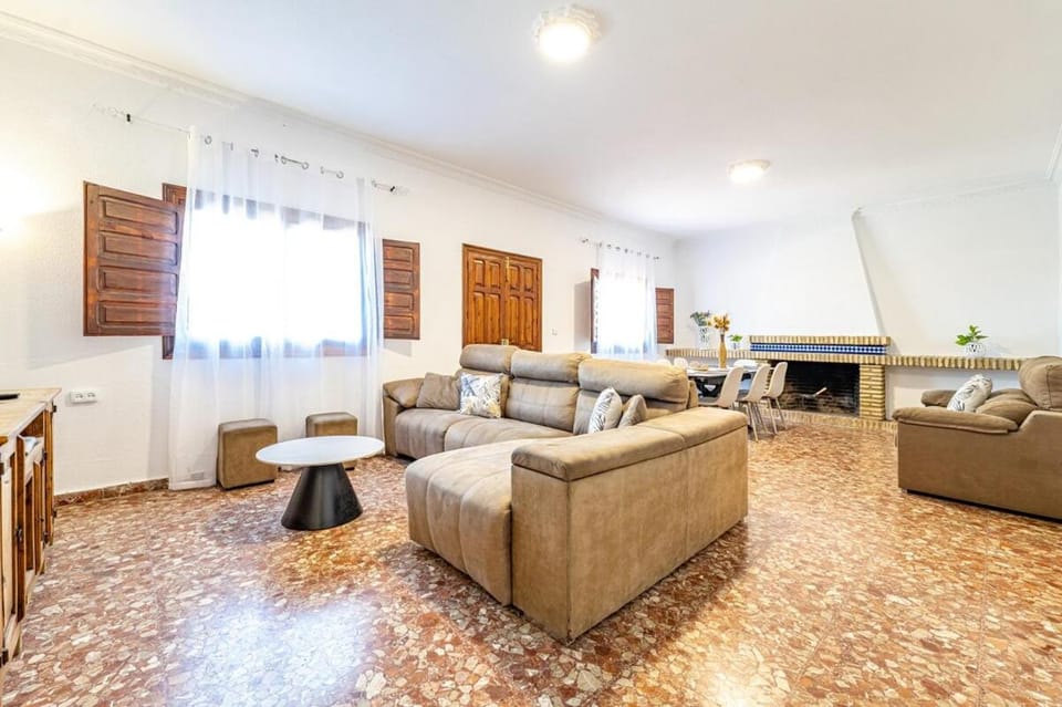 Dining area, fireplace