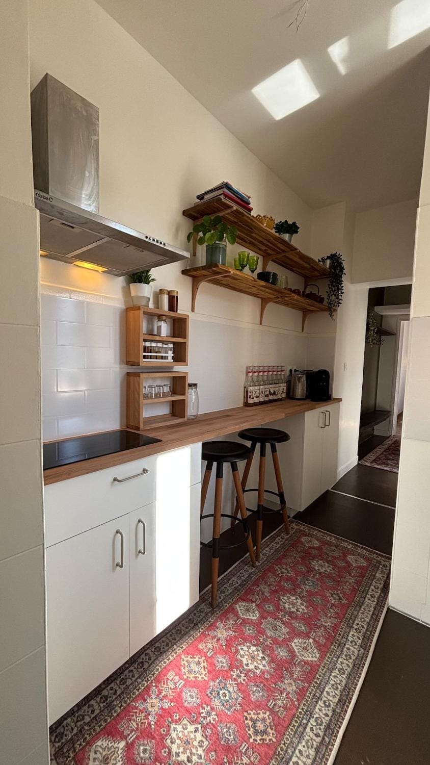 Kitchen or kitchenette, minibar, oven, stove