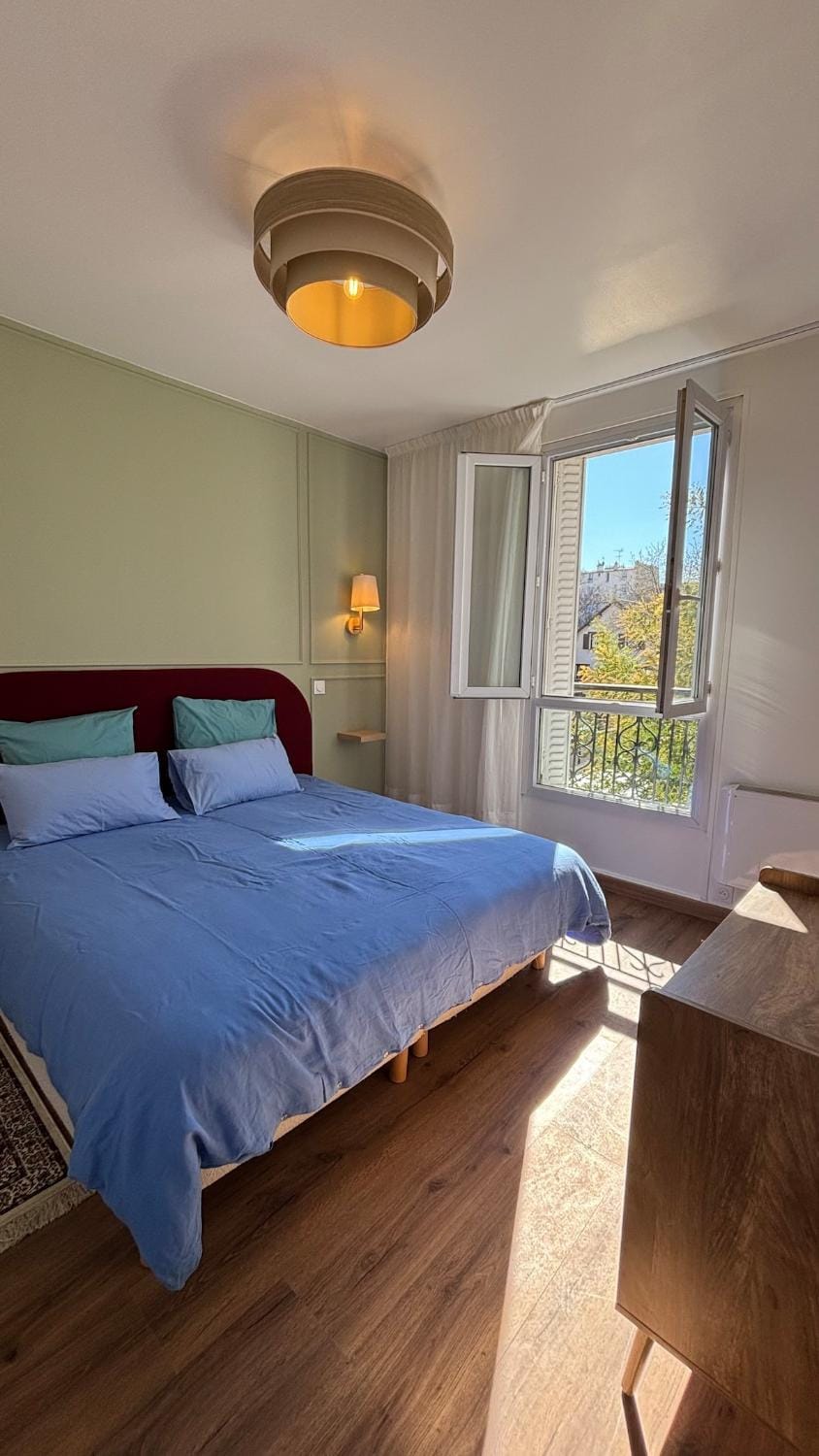 Bed, Natural landscape, Photo of the whole room, Bedroom