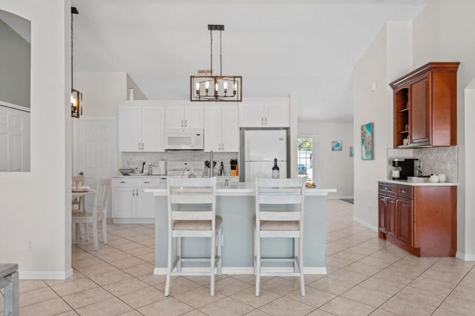 Kitchen or kitchenette, minibar, oven, stove