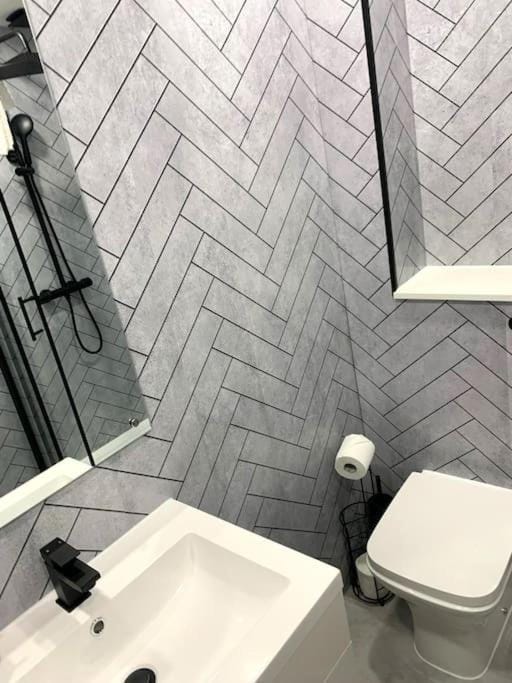 Shower, Toilet, Bathroom