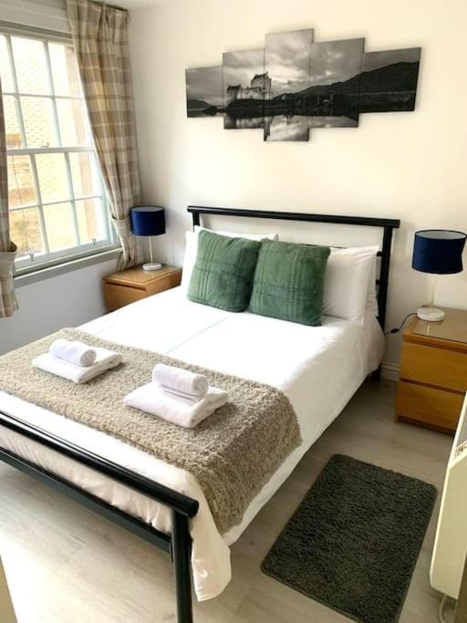 Bed, Bedroom, towels