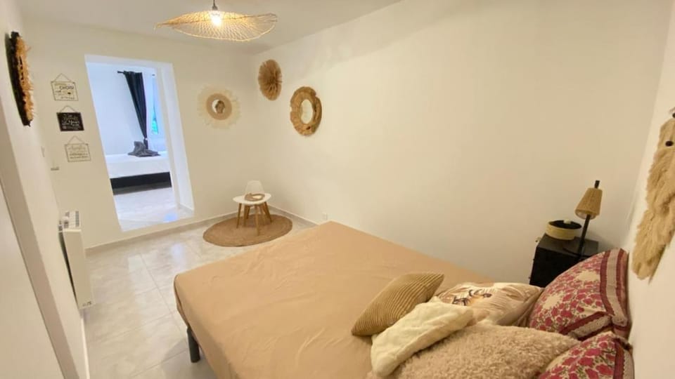 Bed, Photo of the whole room, Bedroom, towels, air conditioner