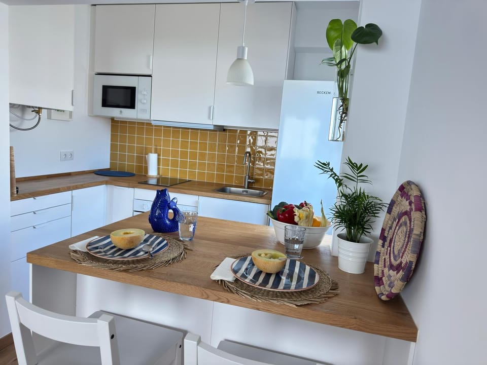 Kitchen or kitchenette, microwave, stove