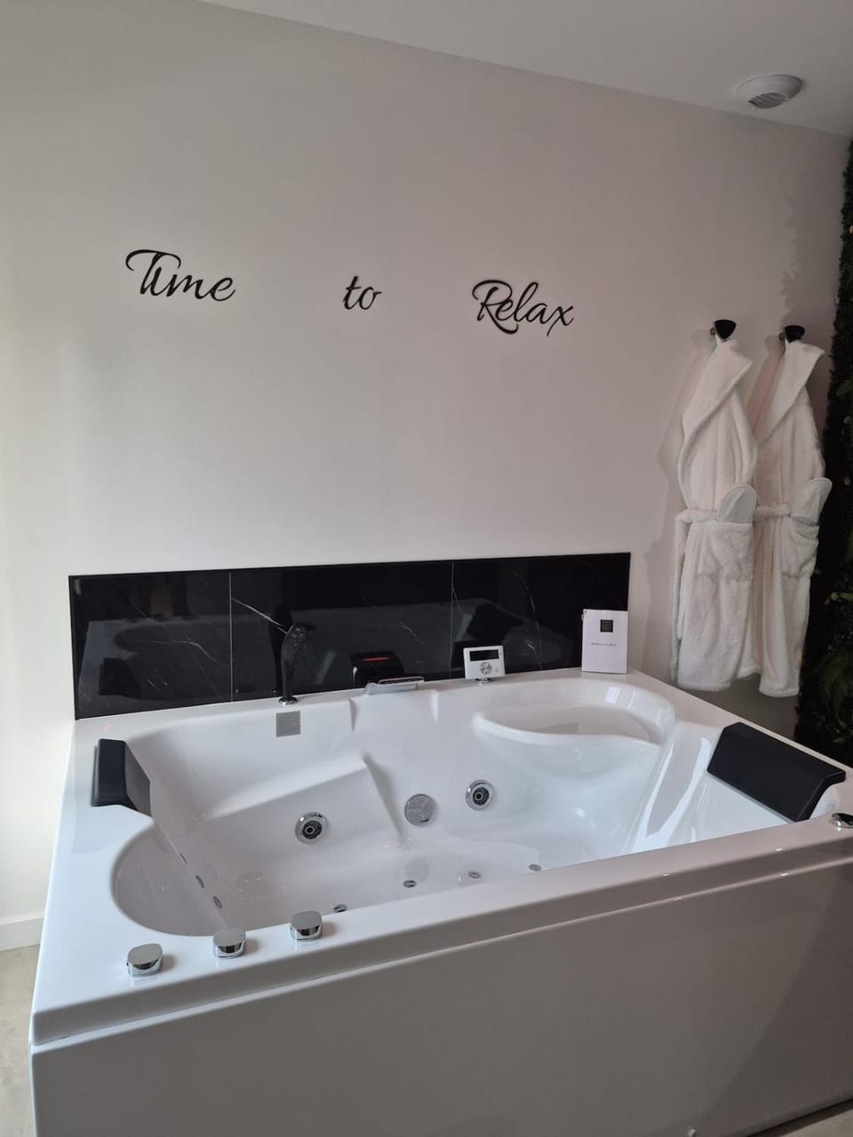 Love Room, balnéo, lit king-size, douche XXL etc House in Nouvelle-Aquitaine