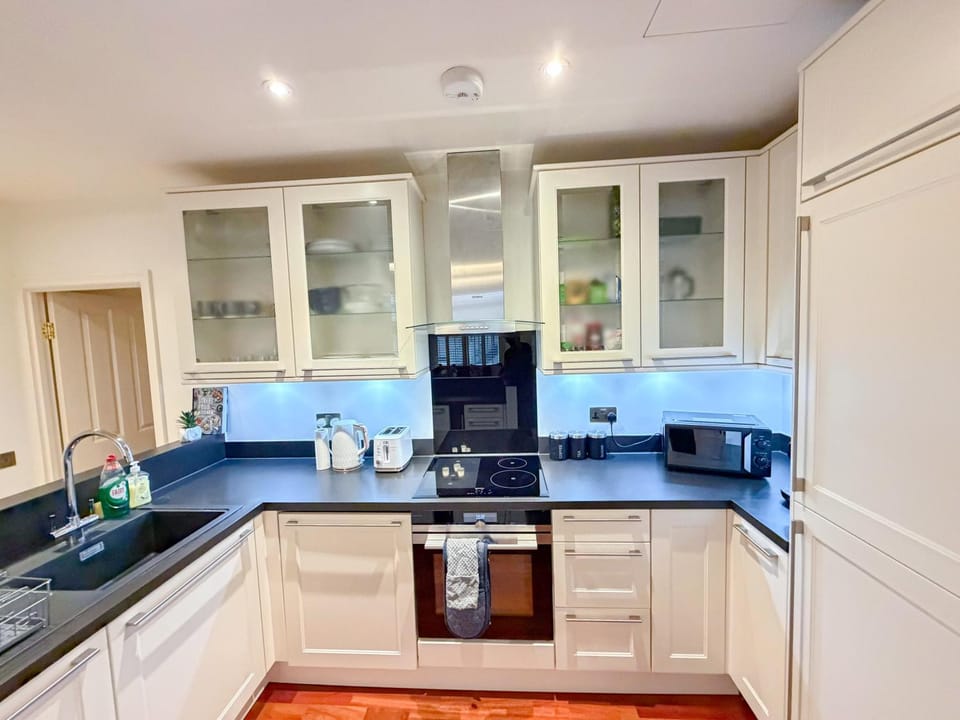 Coffee/tea facilities, Kitchen or kitchenette, dishwasher, microwave, oven, storage, stove, toaster, kitchen