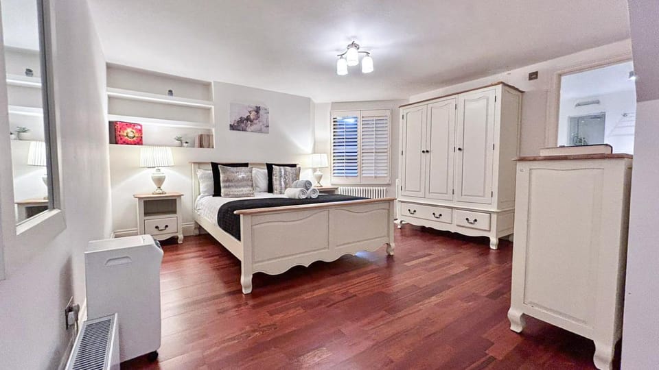 Bed, Bathroom, Photo of the whole room, Decorative detail, Bedroom, flat iron, hair dryier, heating, internet, storage, towels, wardrobe