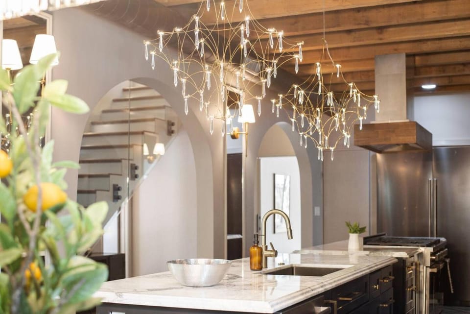 Elegant 3-Suite Retreat w Pool House in Dallas