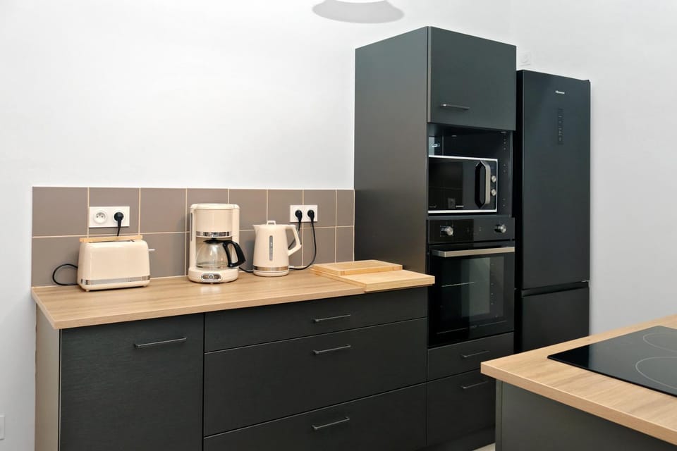 Coffee/tea facilities, microwave, oven, stove, toaster, kitchen