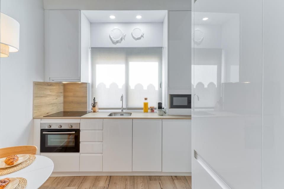 microwave, minibar, oven, storage, stove, kitchen