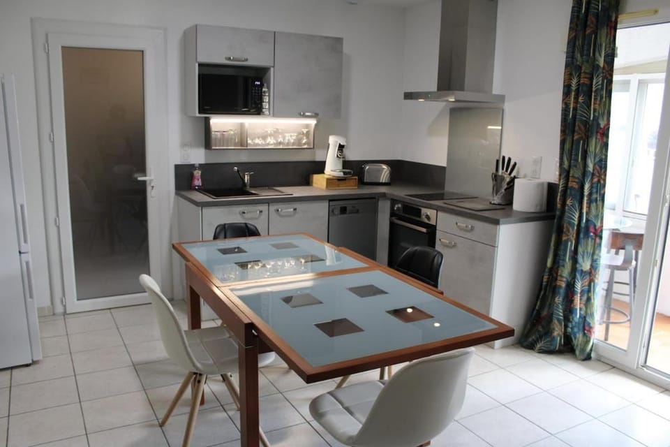 Kitchen or kitchenette, Dining area, dishwasher, oven, stove, toaster