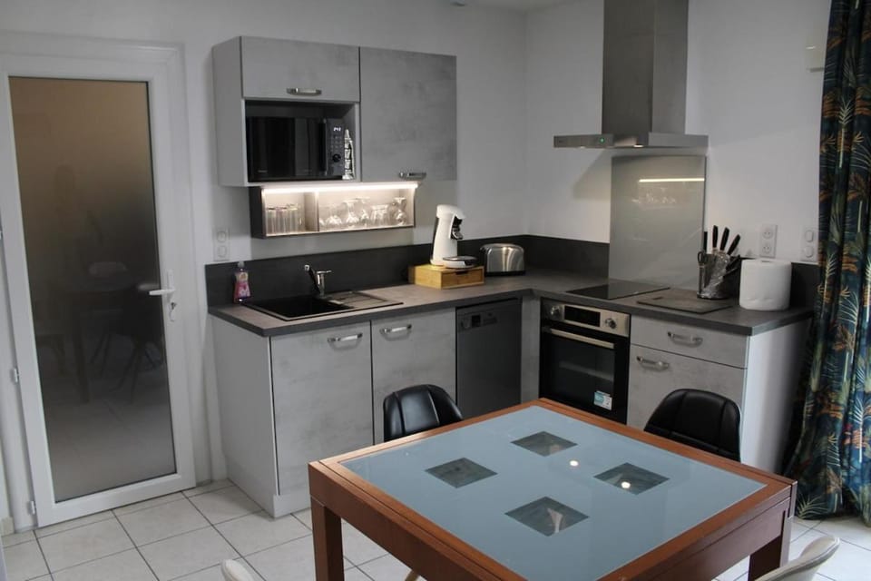 Coffee/tea facilities, Dining area, dishwasher, oven, stove, toaster