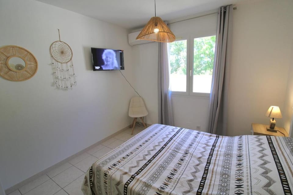 Bed, TV and multimedia, Photo of the whole room, Bedroom