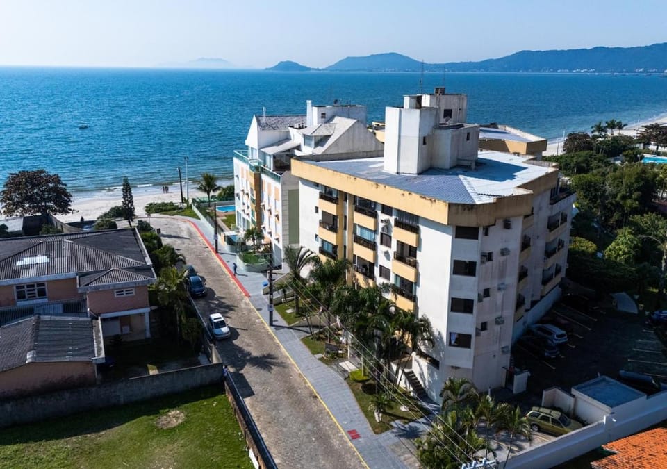 C121 Lindo apartamento de dois quartos pé na areia com vista ao mar Apartment in Florianopolis