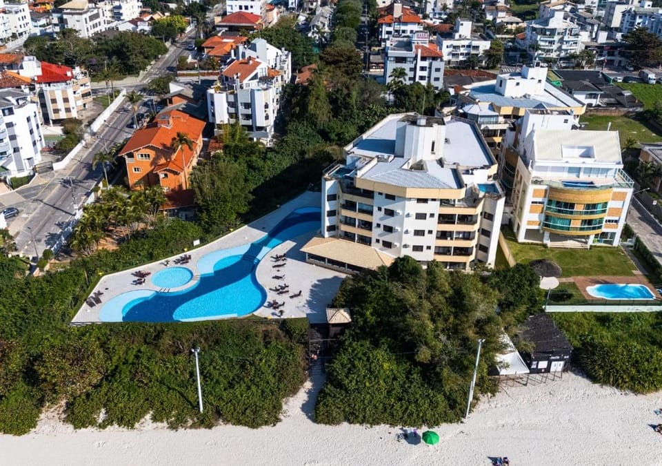 C121 Lindo apartamento de dois quartos pé na areia com vista ao mar Apartment in Florianopolis