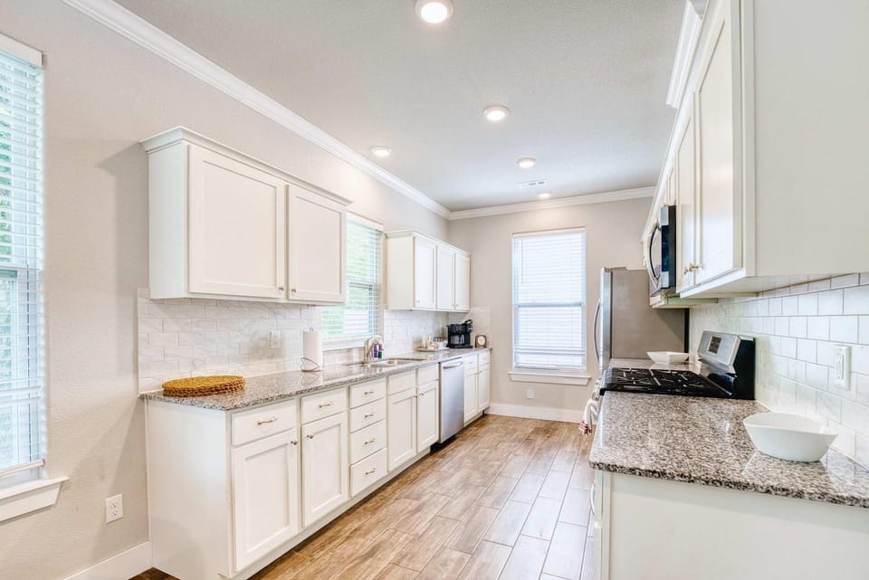 Walk-to-Campus 6BR Retreat - Steps to Razorback Stadium & UA House in Fayetteville
