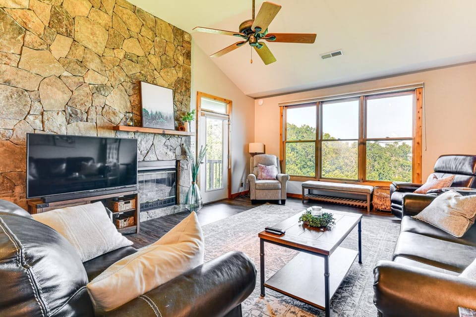 6 Mi to Pisgah Nat'l Forest! Condo w/ Serene Views House in Tennessee