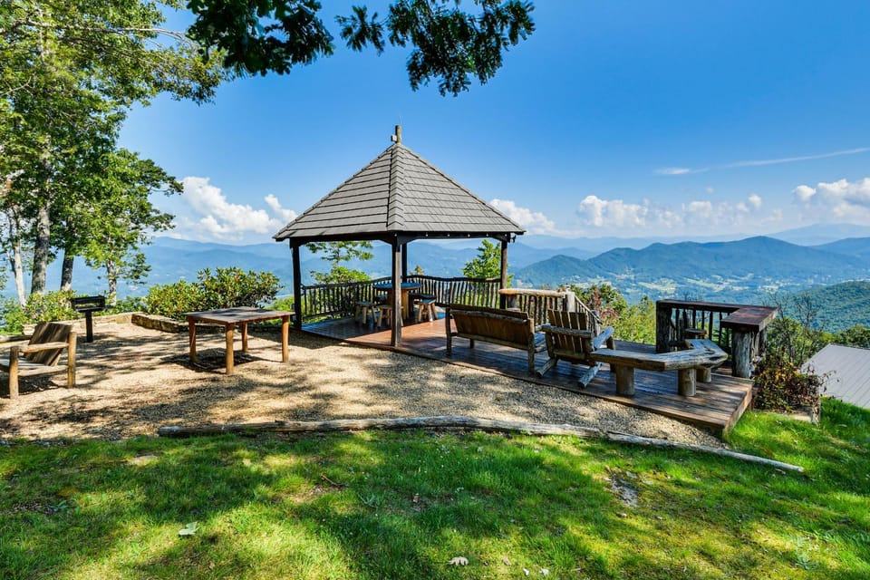 6 Mi to Pisgah Nat'l Forest! Condo w/ Serene Views House in Tennessee
