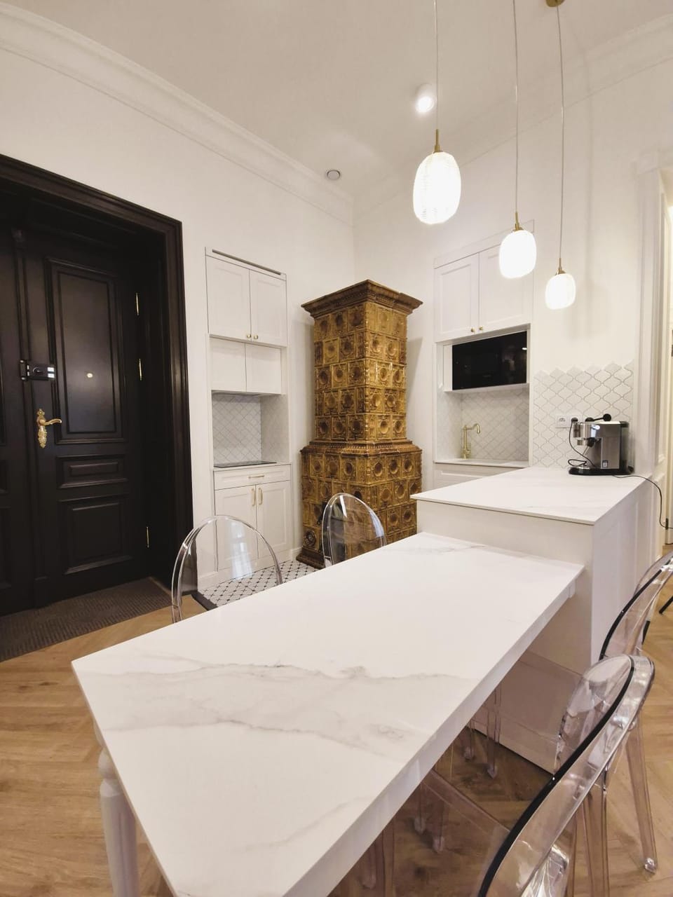 Coffee/tea facilities, Kitchen or kitchenette, Seating area, Dining area, fireplace, microwave