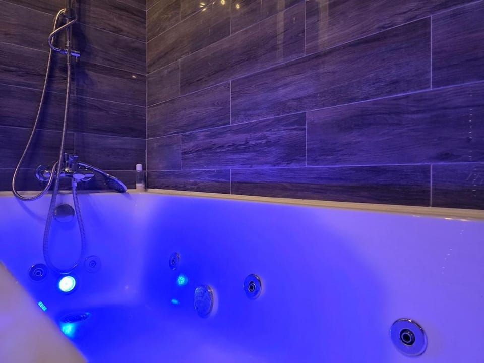 North London 4 bedroom Holiday home, Driveway Parking, BBQ and Indoor Jacuzzi hot tub House in Enfield