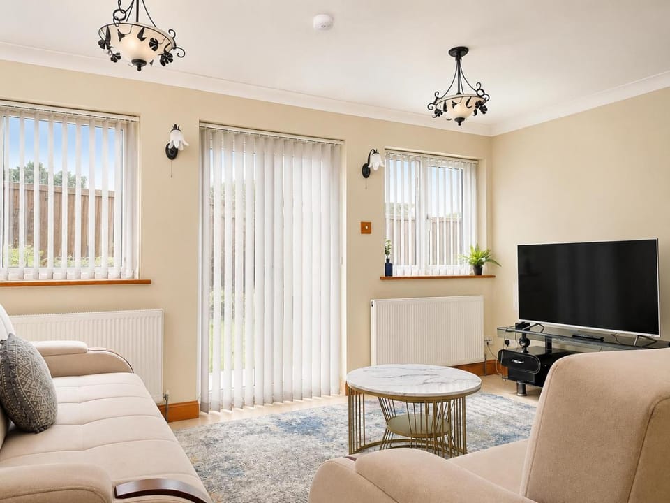 North London 4 bedroom Holiday home, Driveway Parking, BBQ and Indoor Jacuzzi hot tub House in Enfield
