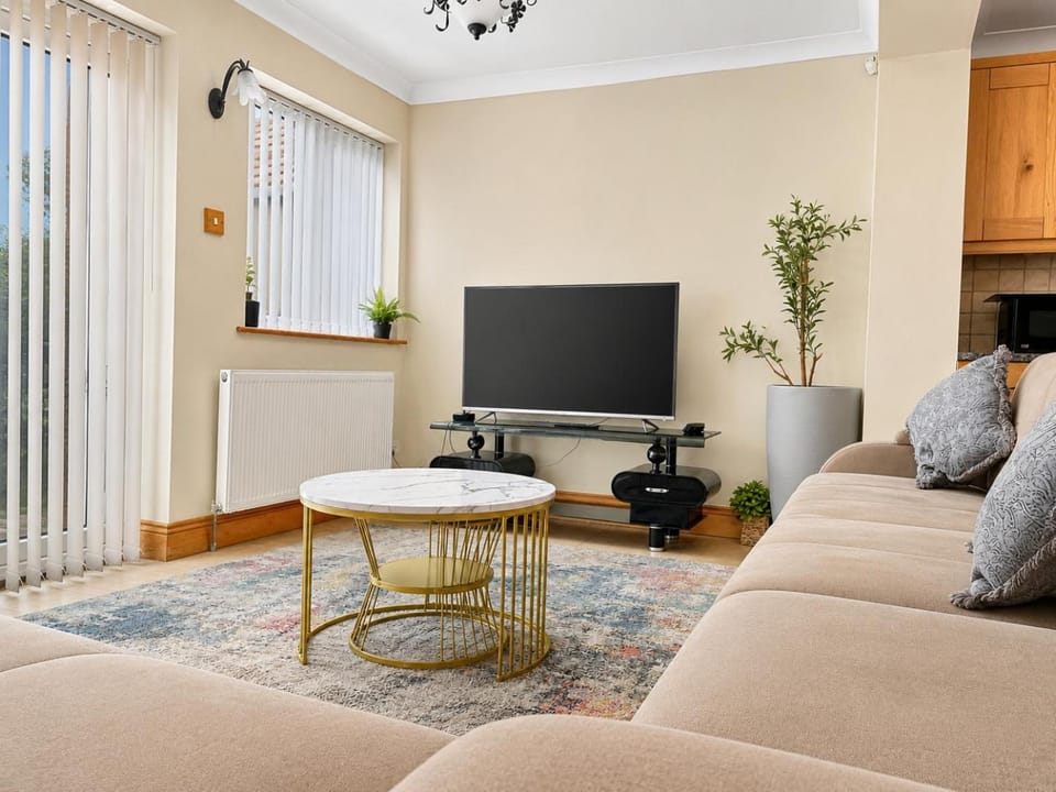 North London 4 bedroom Holiday home, Driveway Parking, BBQ and Indoor Jacuzzi hot tub House in Enfield