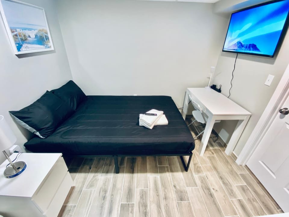 Bright, Stylish and Comfortable Room with Workspace! Vacation rental in Paterson