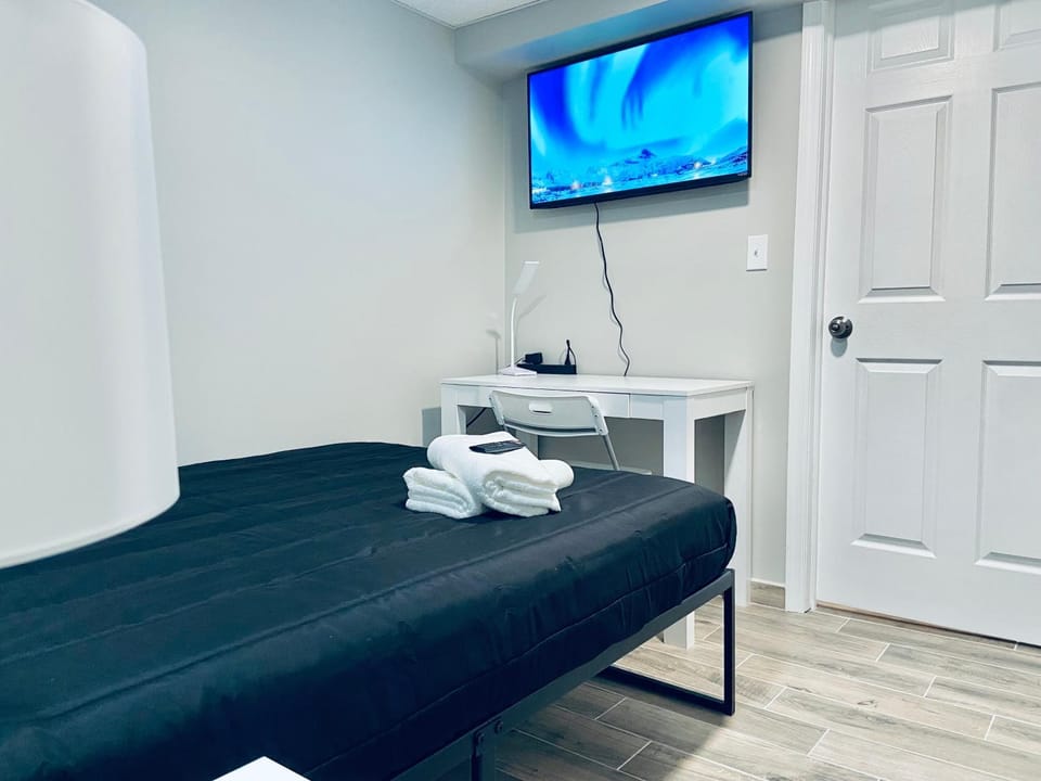 Bright, Stylish and Comfortable Room with Workspace! Vacation rental in Paterson