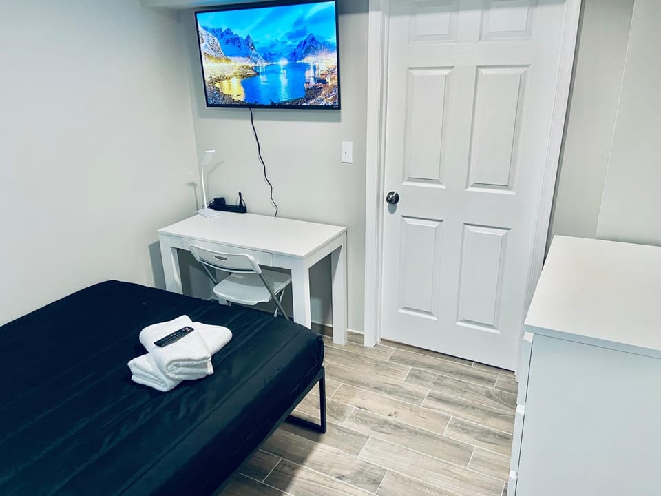 Bright, Stylish and Comfortable Room with Workspace! Vacation rental in Paterson