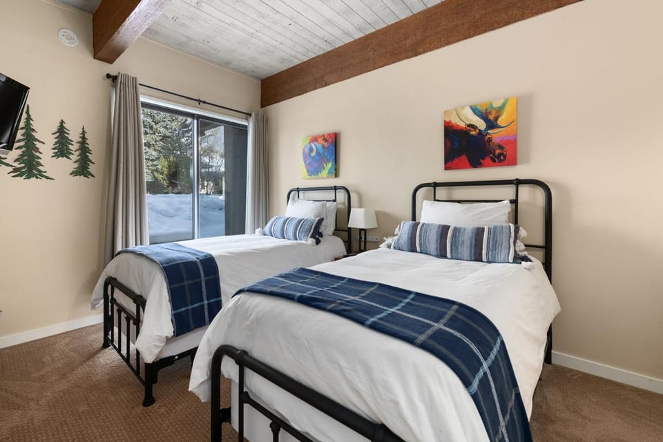 Storm Meadows Club C220, Steps from the Slopes, Fireplace, Club Amenities House in Steamboat Springs