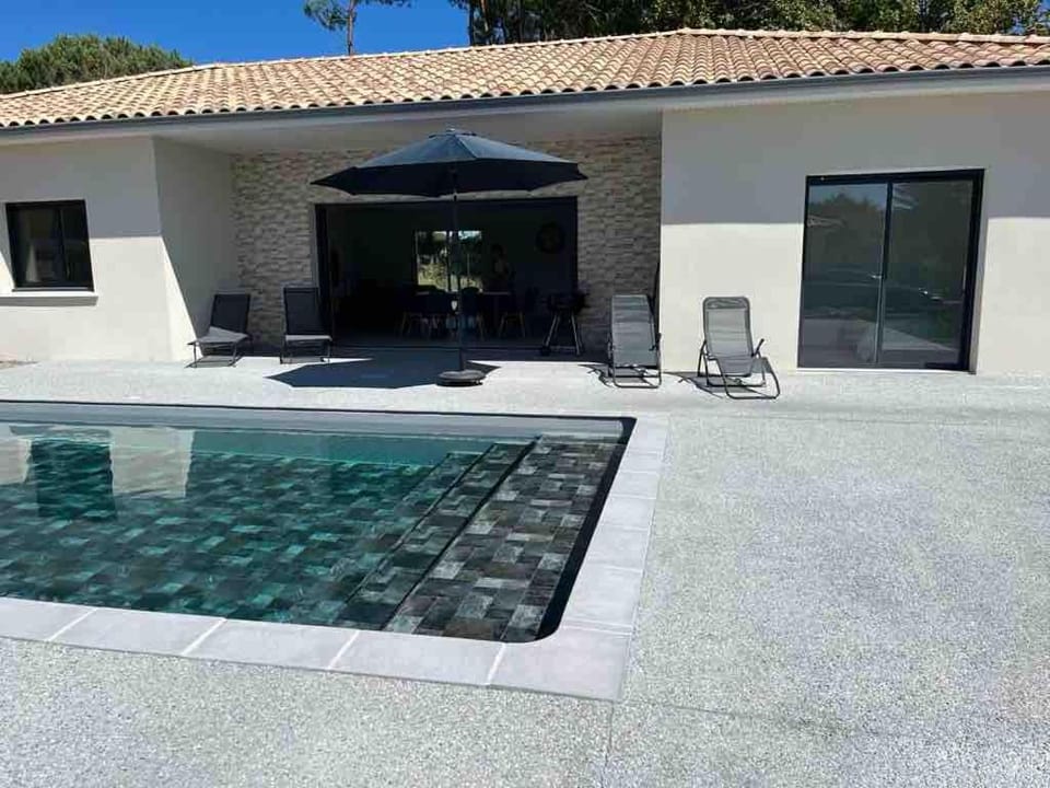 Property building, Patio, Day, Pool view, Swimming pool, sunbed