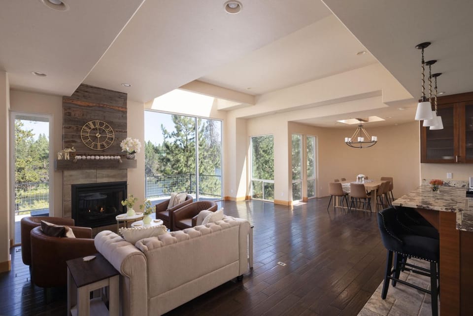 Big Sky Bend - Amazing Riverfront for 12 House in Deschutes River Woods