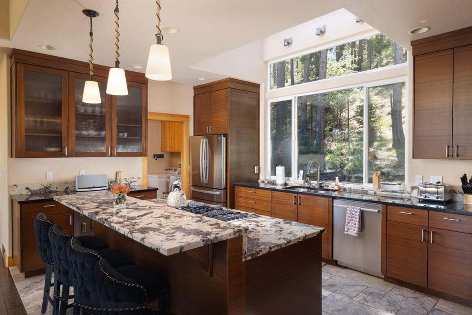 Big Sky Bend - Amazing Riverfront for 12 House in Deschutes River Woods