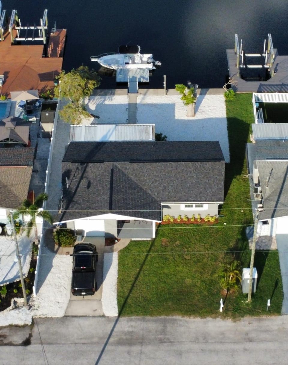 Property building, Natural landscape, Bird's eye view, Street view, Location, Parking