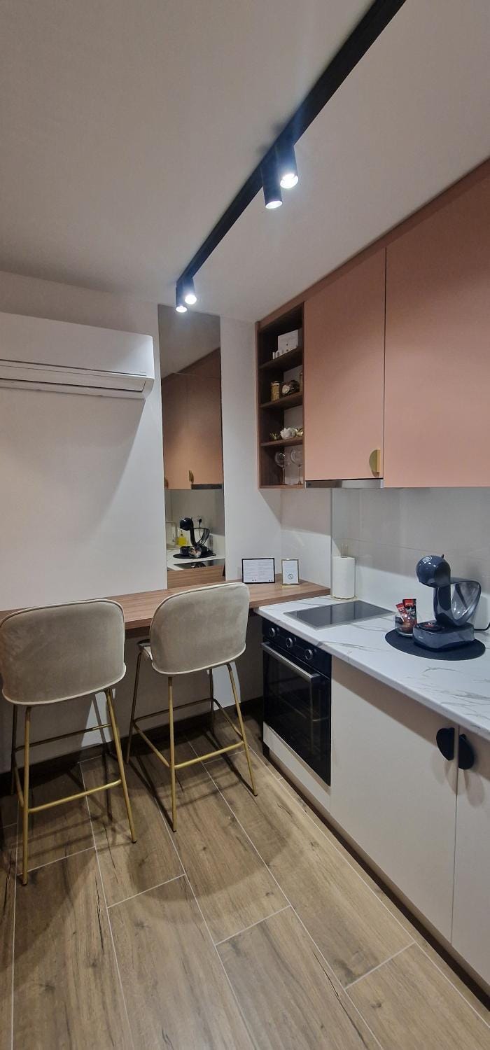 Kitchen or kitchenette, Dining area