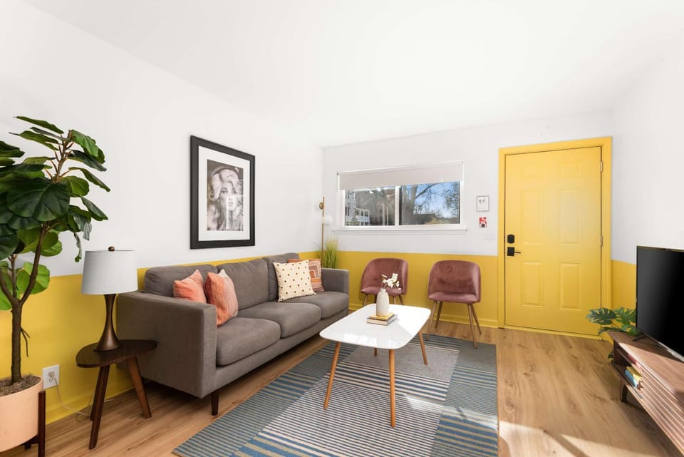 TV and multimedia, Living room, Seating area, Evening entertainment