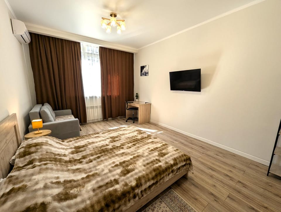 Bed, TV and multimedia, Seating area, Bedroom