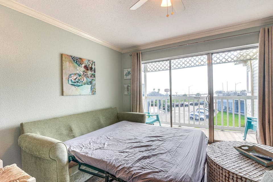 Pool & Hot Tub Access: Beachside Galveston Condo! House in Galveston Island