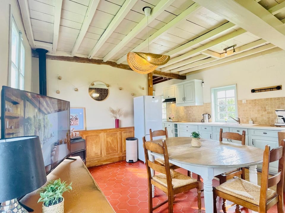 TV and multimedia, Kitchen or kitchenette, Dining area, stove