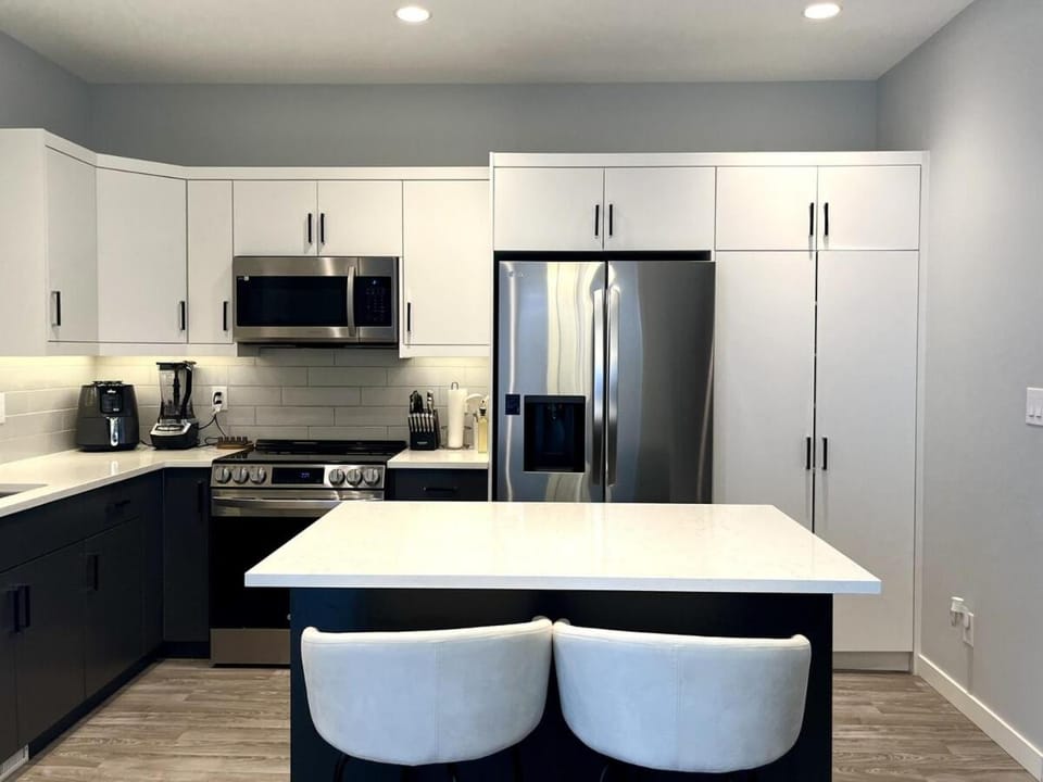 Kitchen or kitchenette, Dining area, oven