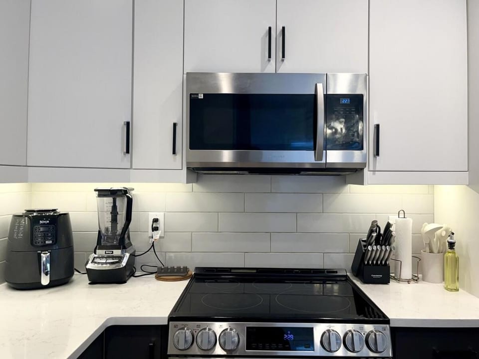 Coffee/tea facilities, Kitchen or kitchenette, stove