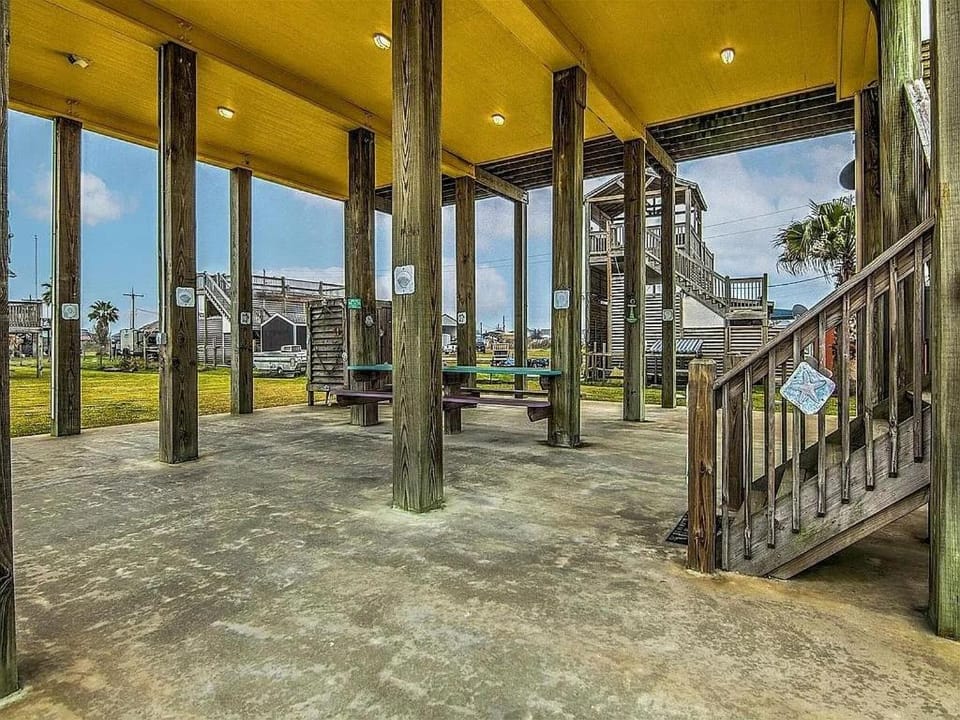 Welcome To Sarenity a 3Bd 2Bth that's Pet Friendly House in Bolivar Peninsula