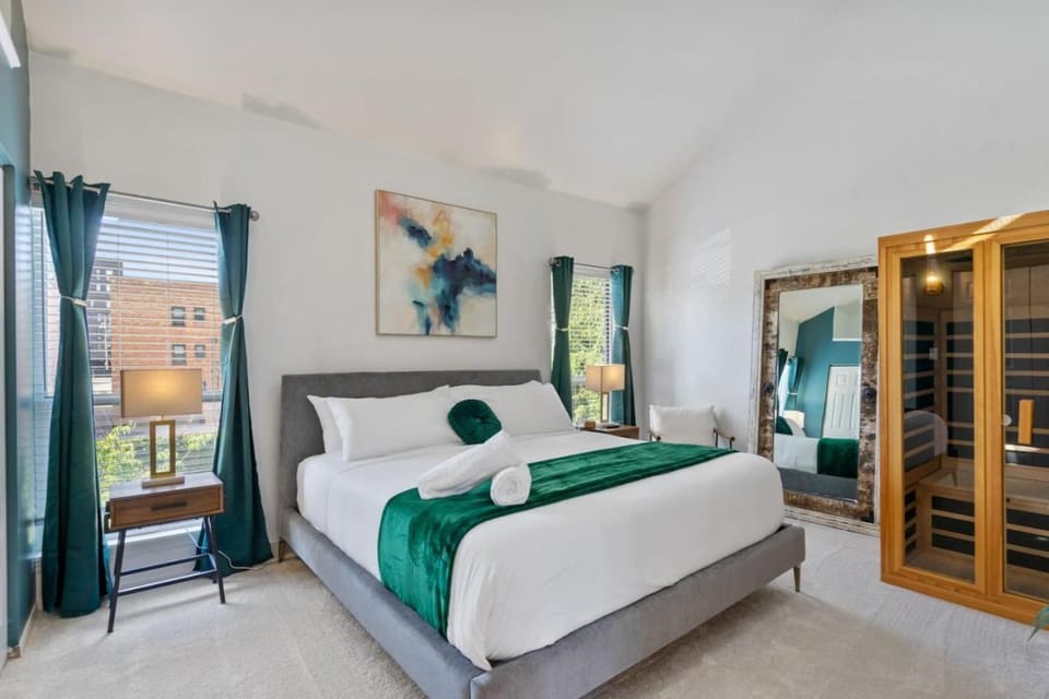 Stunning 4-story Home in Shadyside with Sauna, plenty of off-street parking, and highly walkable House in Shadyside