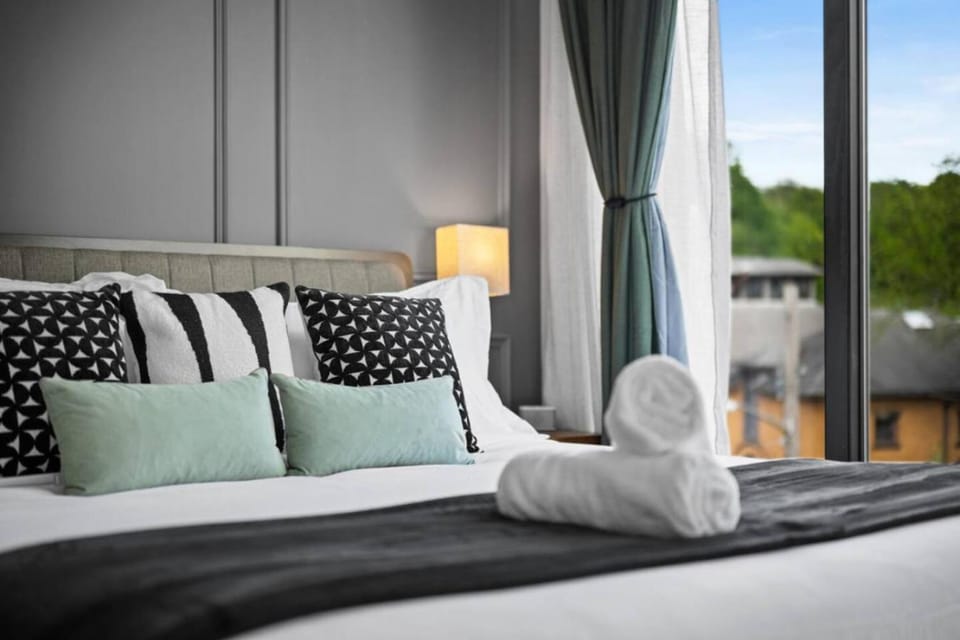 Stunning Penthouse Double King Suite on Butler Street with rooftop deck and free off street parking Apartment in Pittsburgh