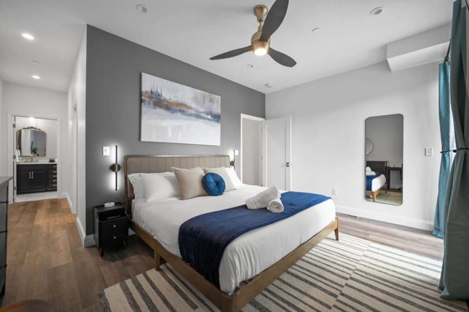 Stunning Penthouse Double King Suite on Butler Street with rooftop deck and free off street parking Apartment in Pittsburgh