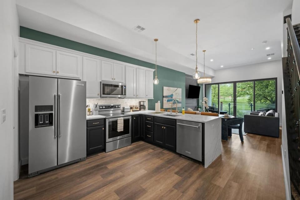 Stunning Penthouse Double King Suite on Butler Street with rooftop deck and free off street parking Apartment in Pittsburgh