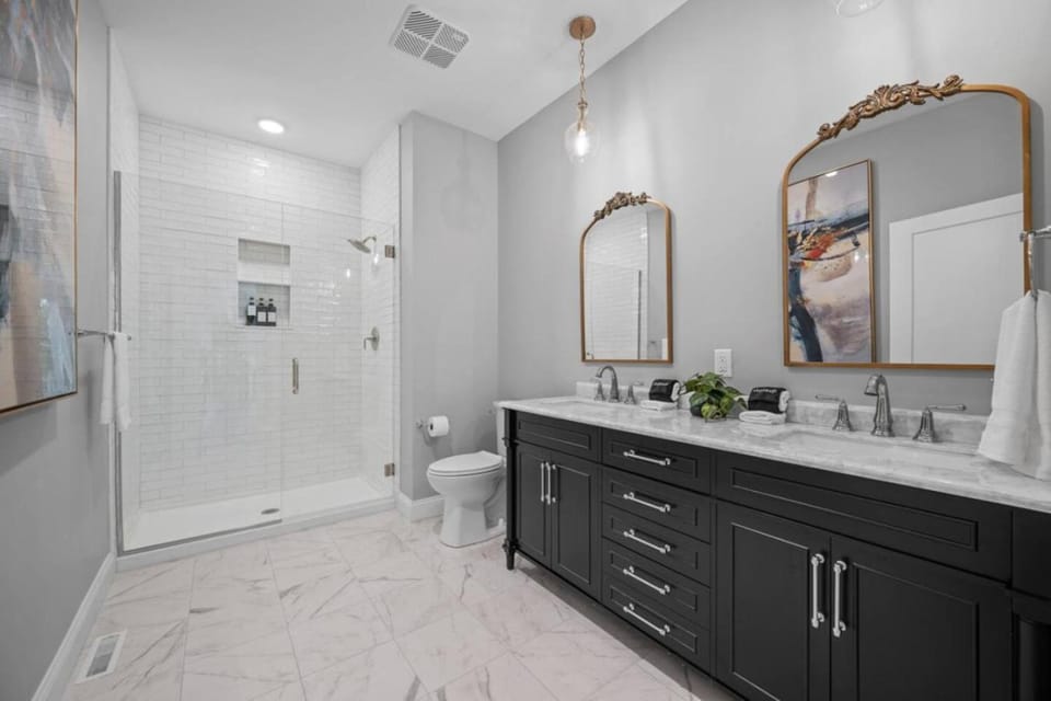 Immaculate Penthouse Double King Suite on Butler St with rooftop deck and free off street parking Apartment in Pittsburgh