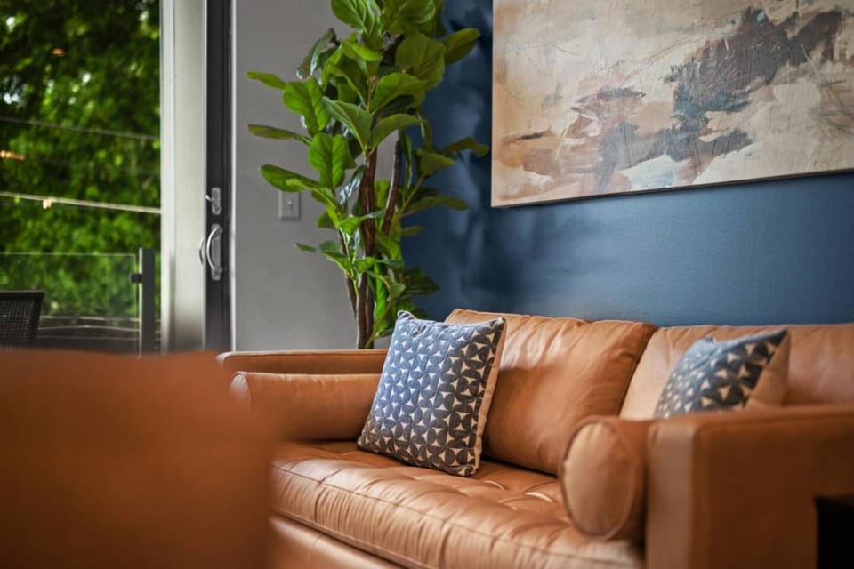 Immaculate Penthouse Double King Suite on Butler St with rooftop deck and free off street parking Apartment in Pittsburgh